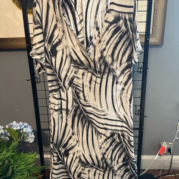 Black and White Sleeveless V-Neck kaftan by Krisa. Sample - Picture 1 of 7